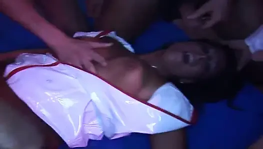 Esmer hatun zonklayan yarağı gırtlağına kadar alıyor ve damlayan tükürüyor
