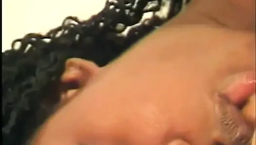 Lesbian kulit hitam cantik menjilati memek