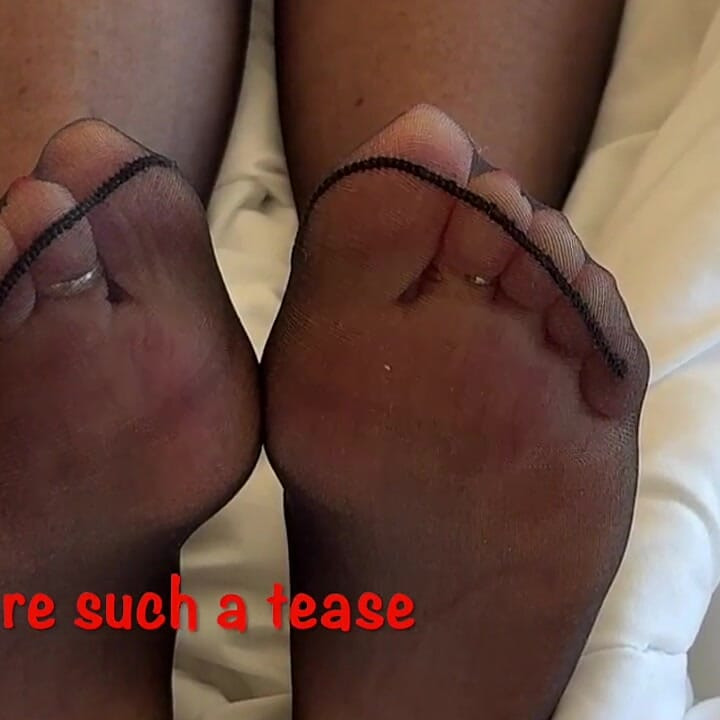 Mrs Mature Feet Teasing You All with Her Cute Toes 397