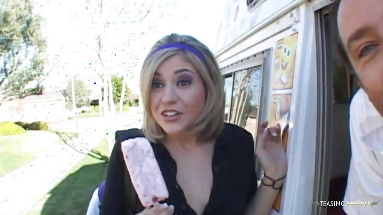 Nakon što je pojeo sladoled, ovaj tip ju je do kraja pojebao u kombiju.