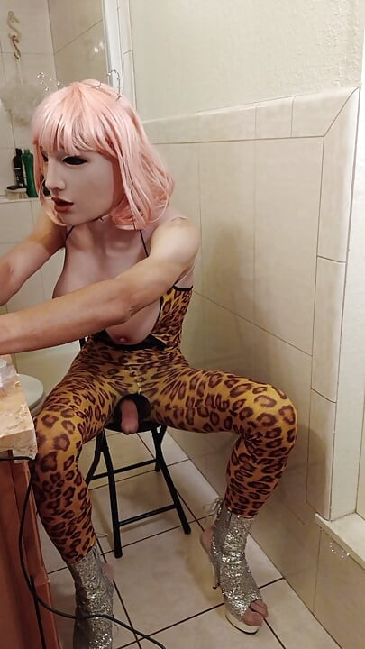 Maskmasturbation i cheetah-lingerie
