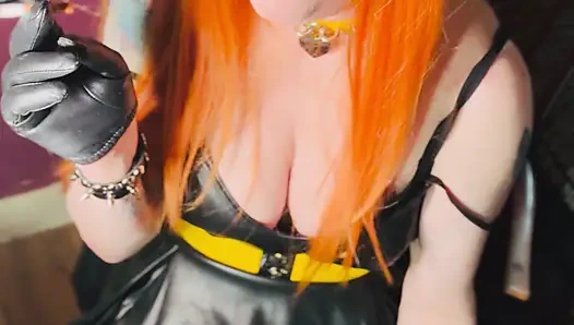 Rothaarige Tina Snua raucht 2 Zigaretten zur zeit mit einem Lederkleid und handschuhen