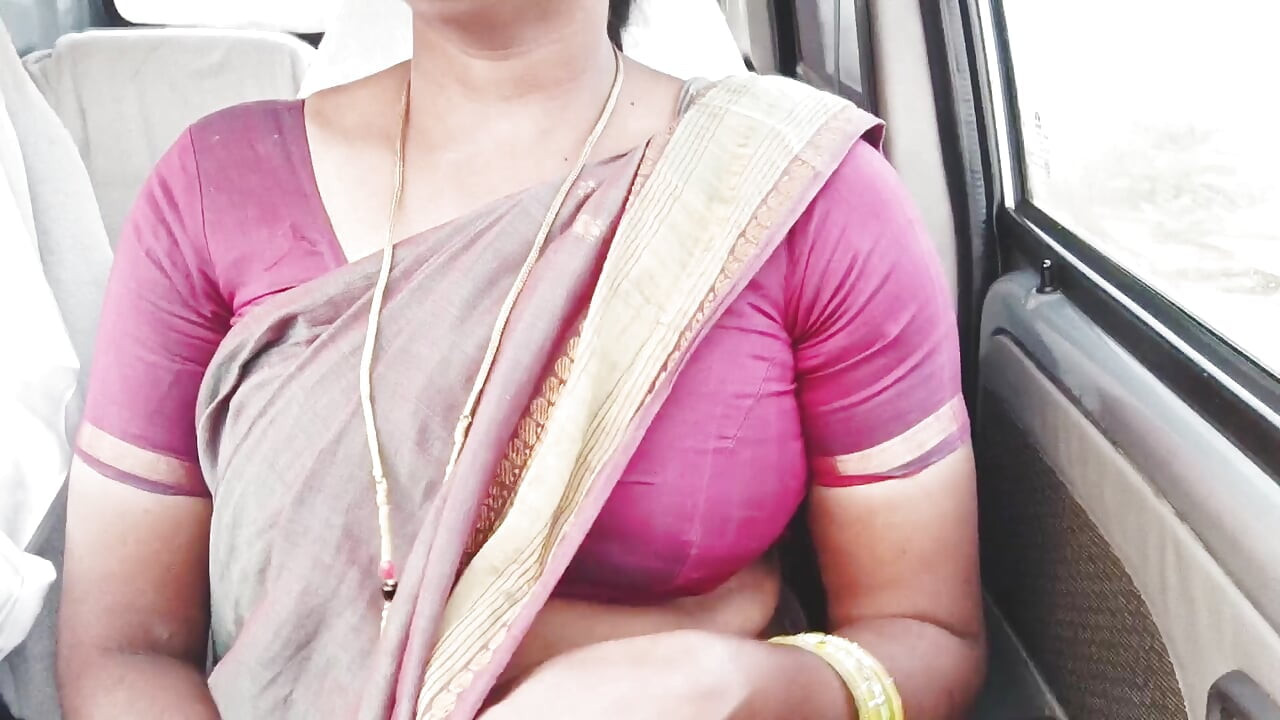 Une femme de ménage indienne baise dans une voiture avec le propriétaire