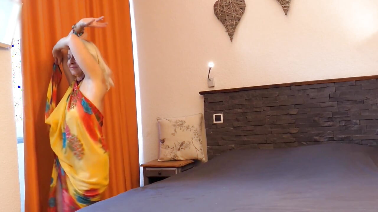 Az amatőr szőke érett feleség élvezi a táncot és a szexet