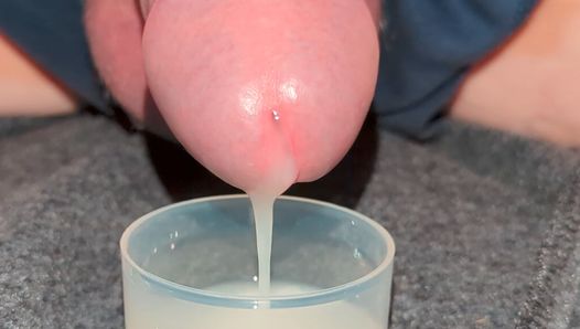 Extreme close-up enorme dikke lading sperma in de cup geboord en ingeslikt
