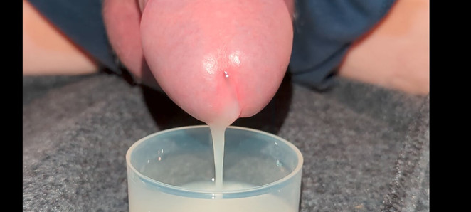 Extreme close-up enorme dikke lading sperma in de cup geboord en ingeslikt