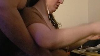 Jugando con las tetas de la esposa