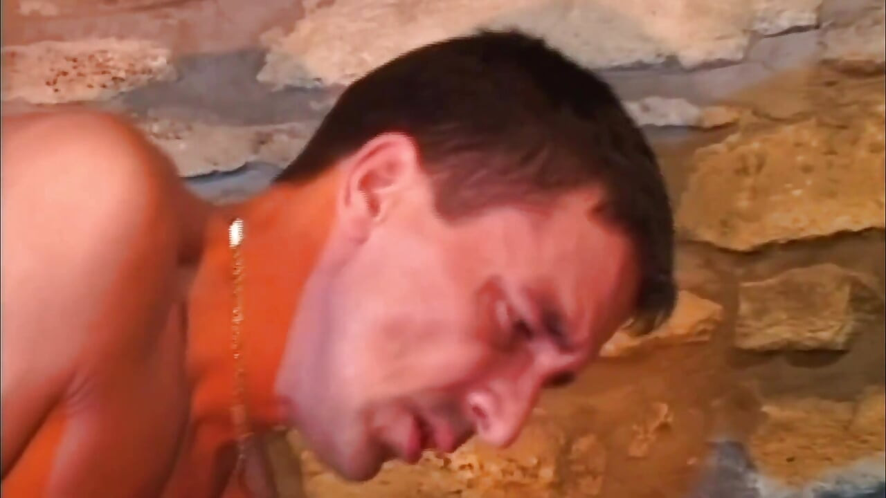 Na piscina ele lambe sua buceta e depois quebra sua bunda