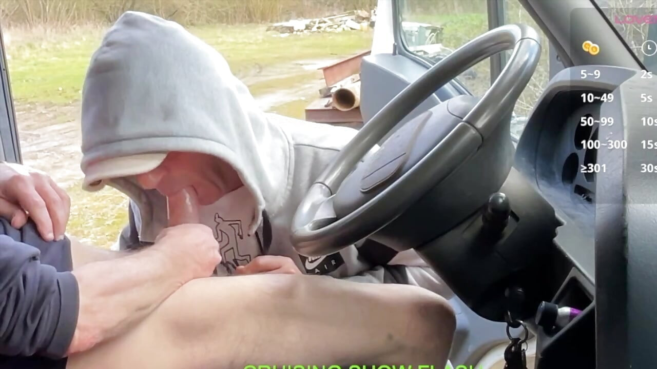 En resenär som går vid stannar vid min lastbil