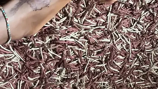 Ateşli zenci bebek ayak masajı bölümü