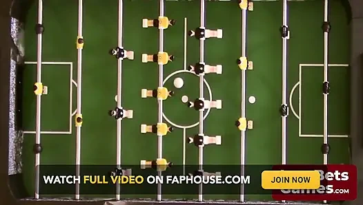 Игра-фосбол на раздевание обещает угощение шлепаньем в конце