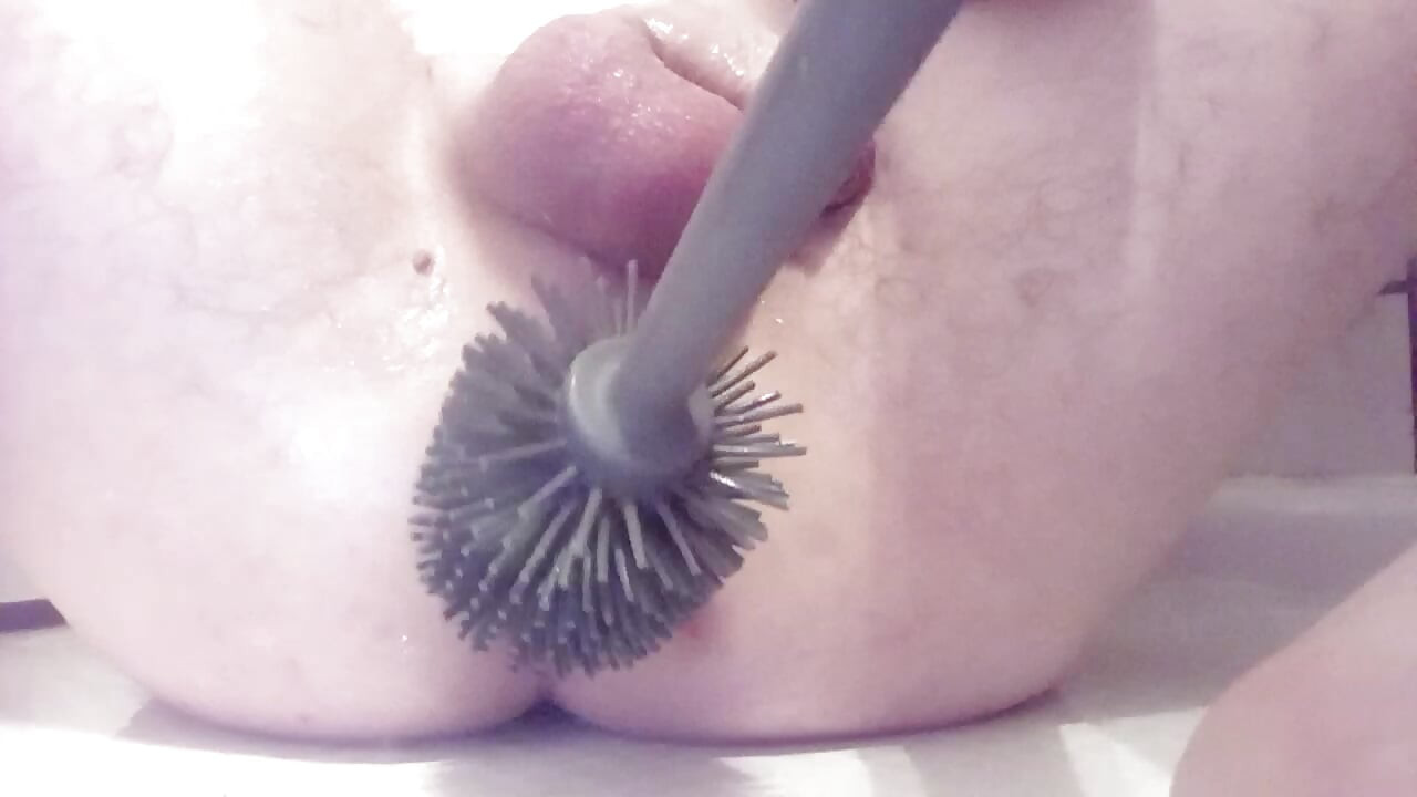 Krupni planovi s WC četkom i bocom