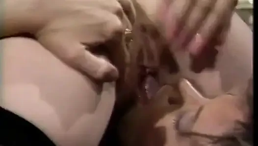 Barbii si cewek-cewek hot rambut pirang suka banget minum-minum dari furry cup