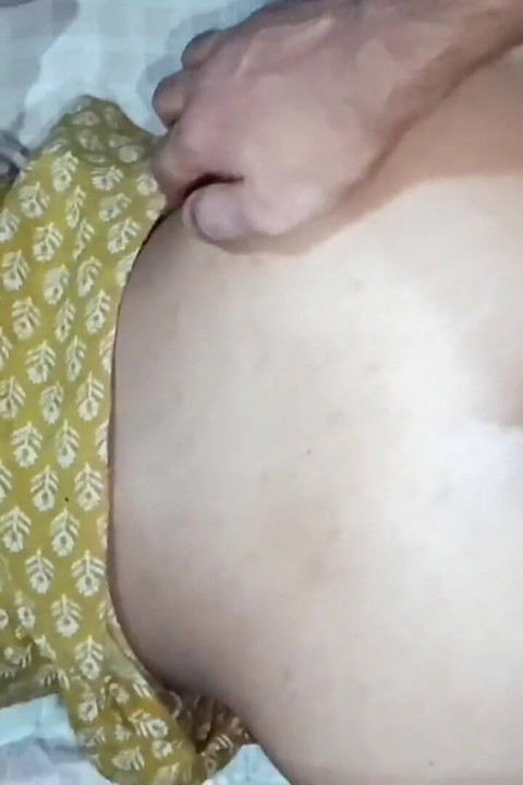 Yenge büyük yarak emiyor ve sert anal seks domaltarak pozisyonunu deniyor