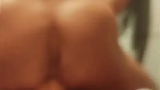 Arkadaşımın evinde, iç çamaşırını çaldı ve orgazma ulaştı, Bathroom.mp4