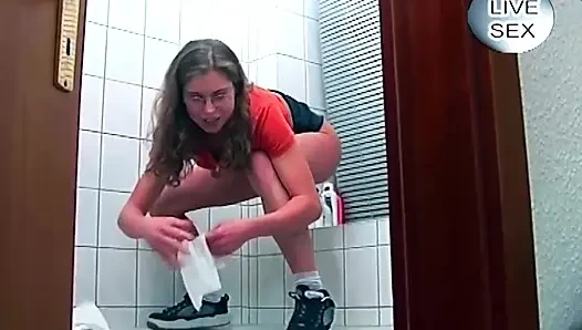 Blondine und brünette teilen harten schwanz auf blauer couch