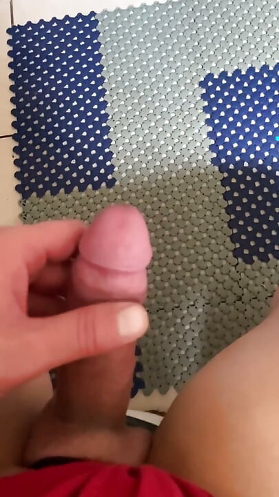 Ağır çekimde mastürbasyon yapıyor ve boşalıyor