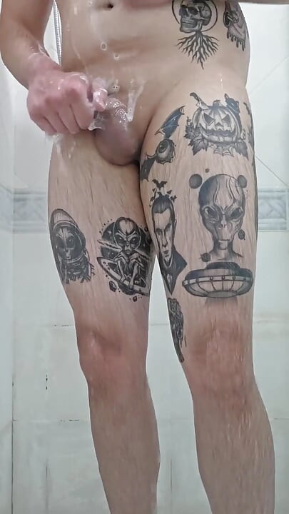 Chubby a Été Surpris En Train De Sous La Douche