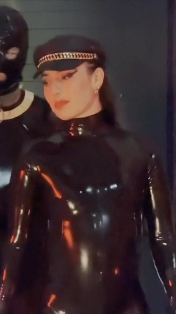 Okouzlující okamžik z "Dominatrix Mistress April - Otrok Rosie je vysát"