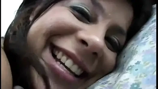 Kameraman esmer kadının sert yarağını emdikten sonra götüne boşalıyor