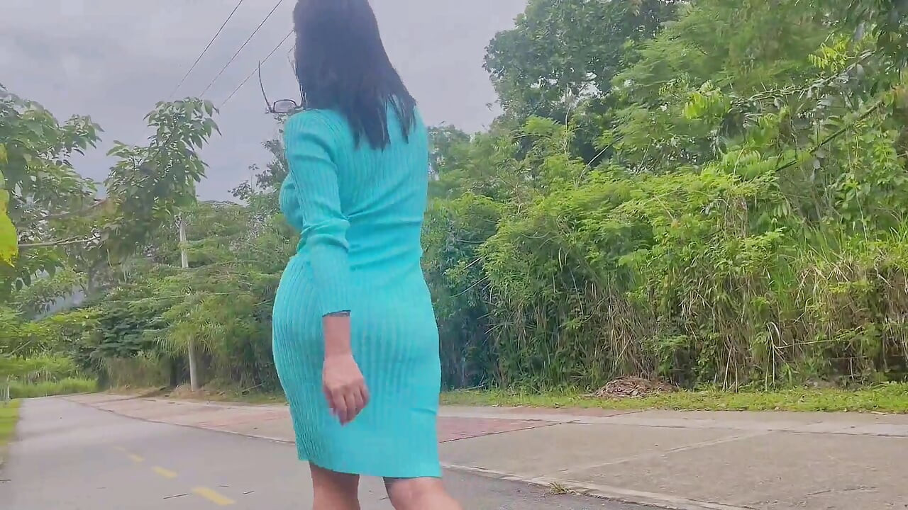 Mă duc la plimbare și băiatul de pe stradă îmi fute fundul Jenifer