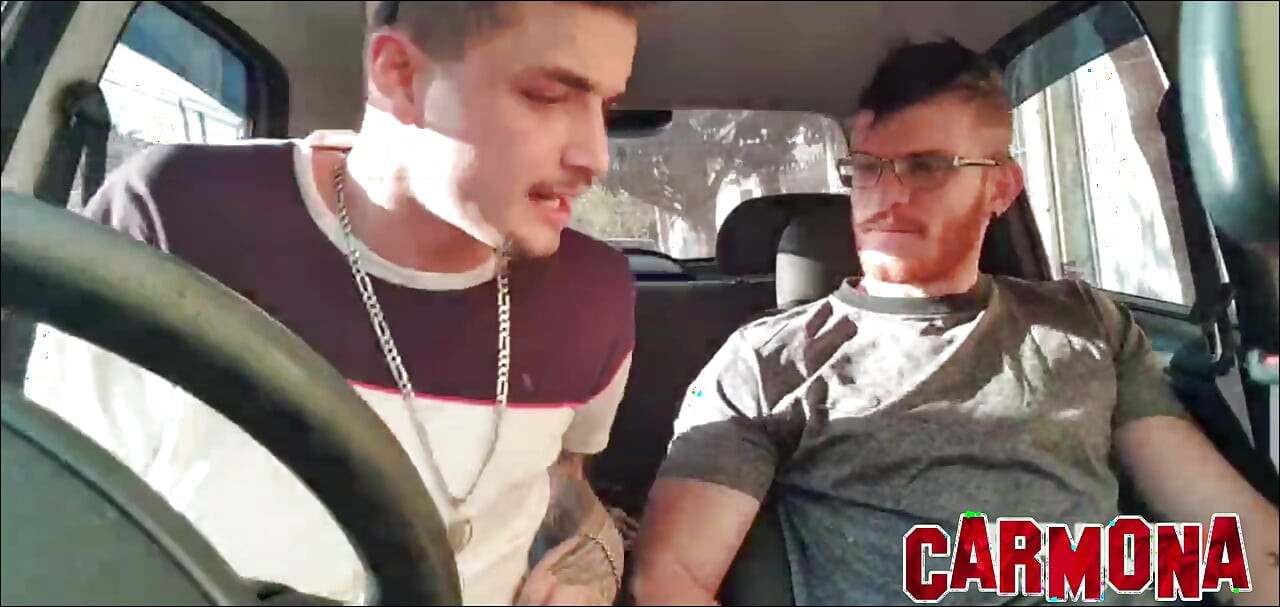 Two heteros making out in the car in downtown SP