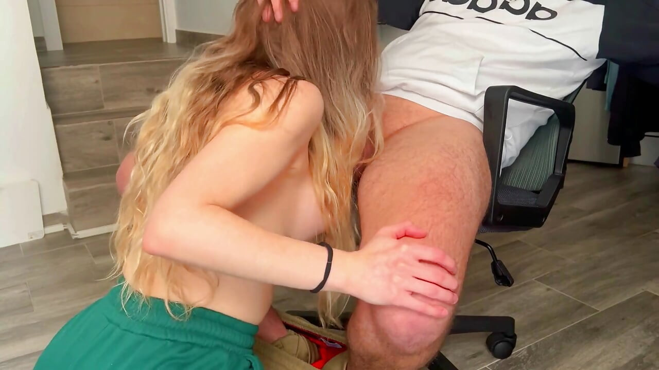 Пышная Сводная Сестра Удивляет Меня Лучшим Минетом