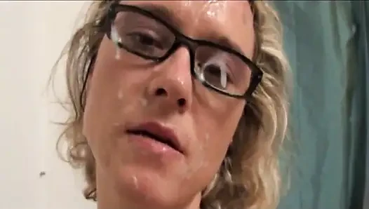 Tätowierte blonde milf mit dicken möpsen liebt den schwanz in der muschi im mund