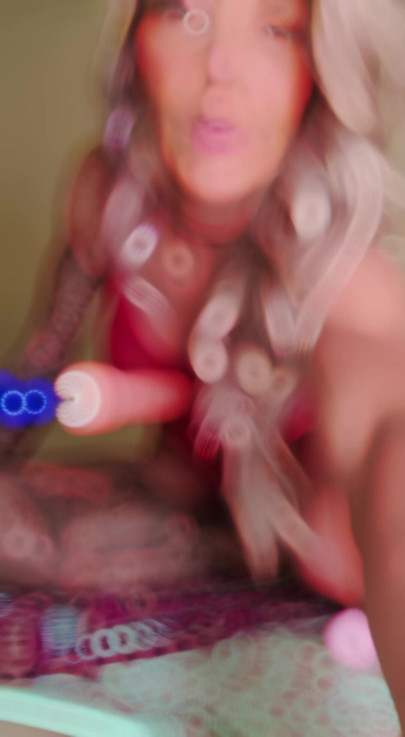 Onlyfans sızdırılmış: bir oyuncak kullanan milf