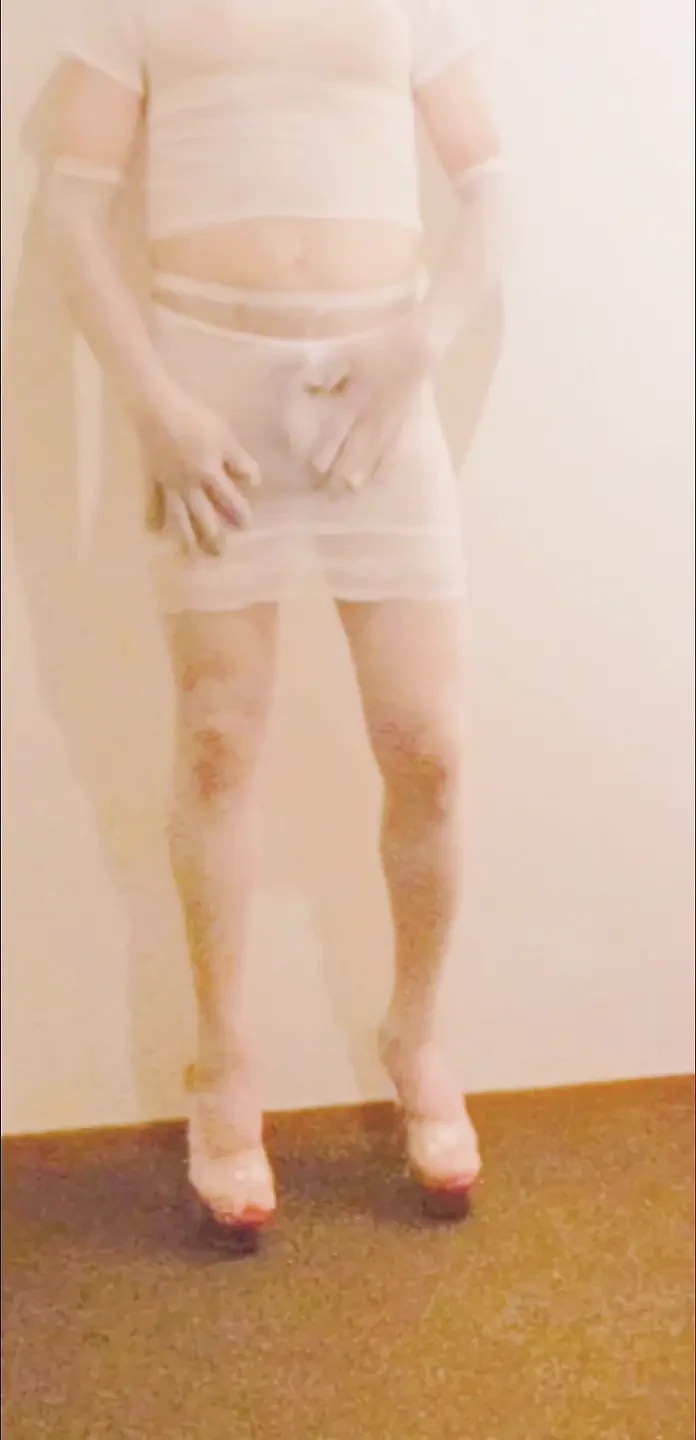 尼龙恋物癖 Tgirl Sroke 并戏弄她的鸡巴超过 Fetishnylon