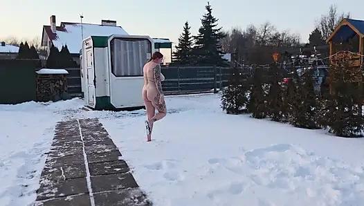 Свингеры. Две замужние пары играют в снегу голышом. женщины писают в снегу, а мужчины лижут это.