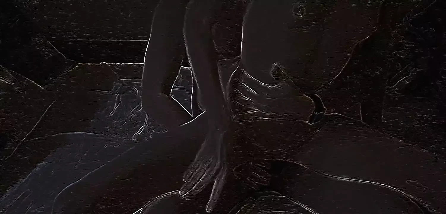 苗条少女舌头射精。