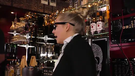 Büyük götlü seksi genç kız ıslak amından sikiliyor