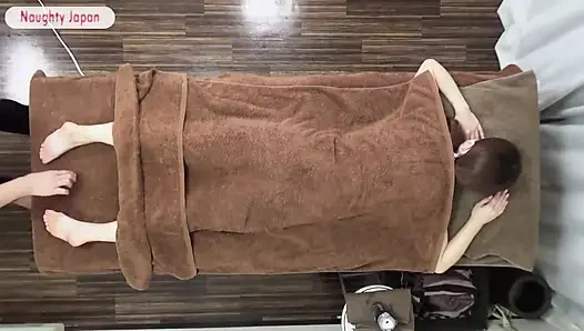 Ibu tunggal yang lelah mencari pijatan yang kuat dan menenangkan untuk melelehkan berat hari-harinya yang panjang - bagian 1