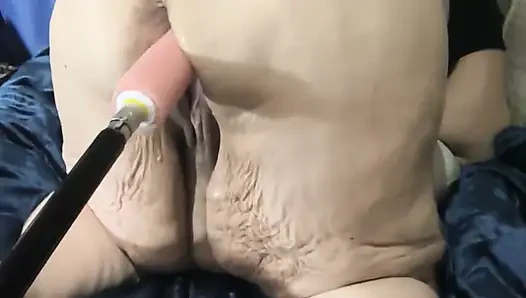 Domaltma makinesi sikişiyor ve boşalıyor