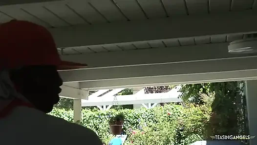 Kırmızı bikinili hatun kesilmiş amcığını büyük zenci yarağıyla dolduruyor