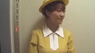 白い手袋をした日本人のエレベーター手コキ