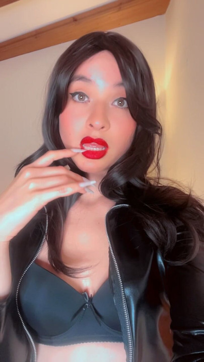 Jeg ser dig, selvom du er meget lille, og jeg begynder at røre ved dig med mine lange negle