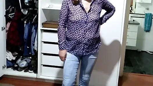 Bak üvey annem iş için nasıl giyiniyor, erotik iç çamaşırlı, beni çok tahrik ediyor.