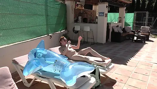 Обнаженная надувная скачка и шпеться в открытом бассейне