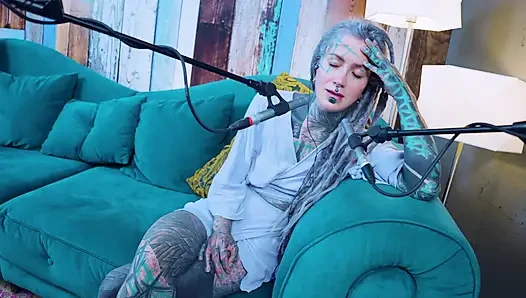 Ich spreche über J - Jelousy - ASMR podcast SFW spricht goth dünnes mädchen dreadlocks tattoo-model mit tinte mädchen