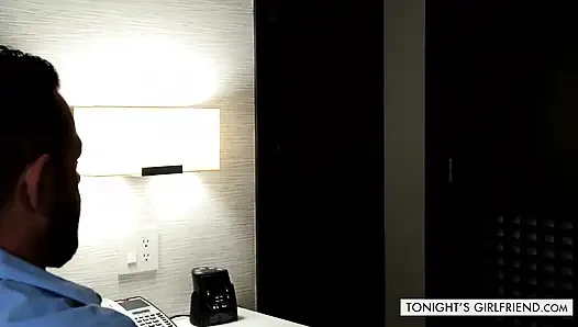 Anastasia Knight rolü müşterisi için üvey kızı olarak oynuyor