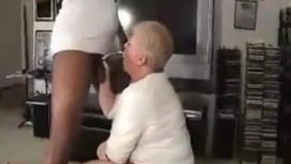La nonna bianca fa una buona fellatio al cazzo nero