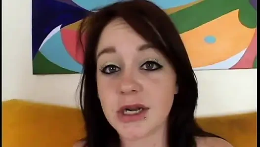 Kameramen merekam pelacur brunette imut dengan tato mengisap kontol kerasnya