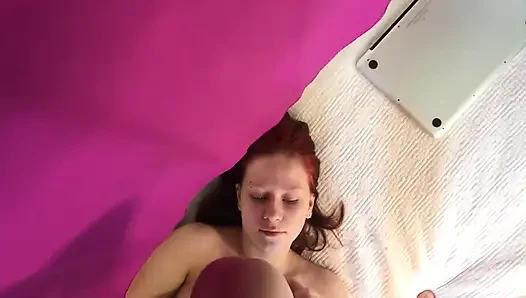 Schöne rothaarige lutscht meine füße und zehen pOV