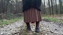 Trong một bộ trang phục boniche để đi dạo trong rừng