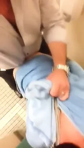 Papa neukt de jongen op kantoor