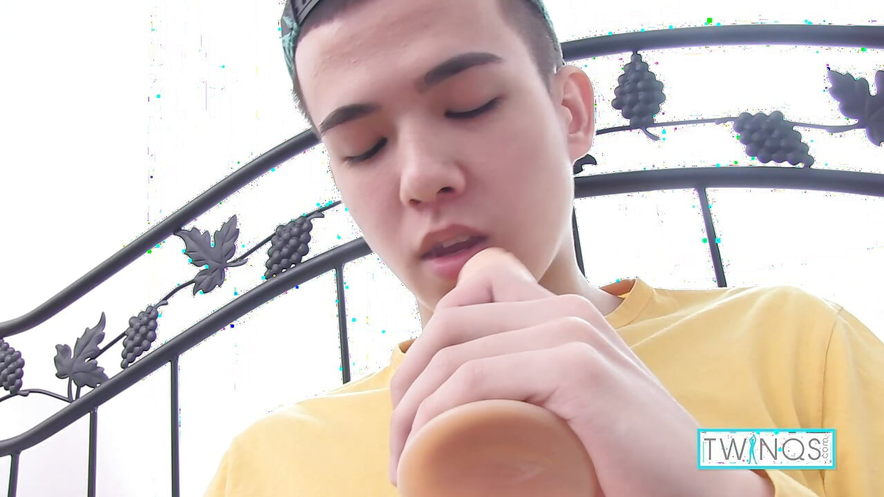 Xander h lagi asik ngentot kontolnya yang berdenyut sampai dia crot banyak banget!