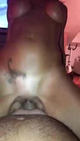 Scopata di bella donna tatuata e con piercing vaginale xx