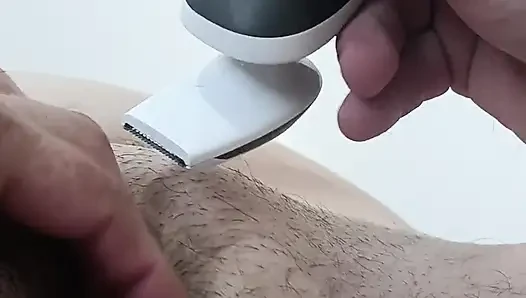 Mencukur memek berbulu istriku
